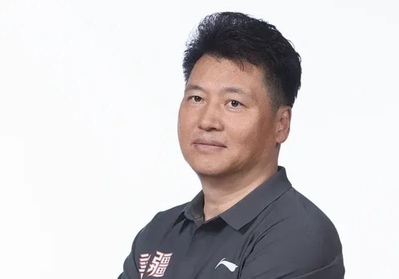 新疆胜青岛，姜正秀和辛普森说了啥？内线伤员引篮板不安，小外谦逊
